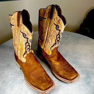 Gently used men's Ariat boots